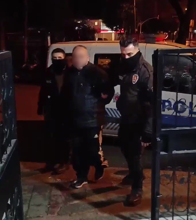 Uyuşturucu satmaktan 15 yıl 8 ay hapis cezası olan hükümlü bekçiden kaçamadı