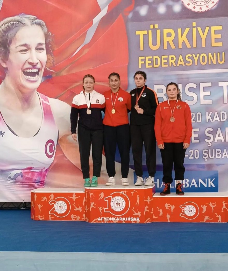 Kozanlı kadın güreşçi dünya ikincisini minderde devirdi, şampiyon oldu