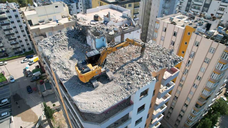 Okulun yanı başındaki yıkım, öğrencileri korkuttu