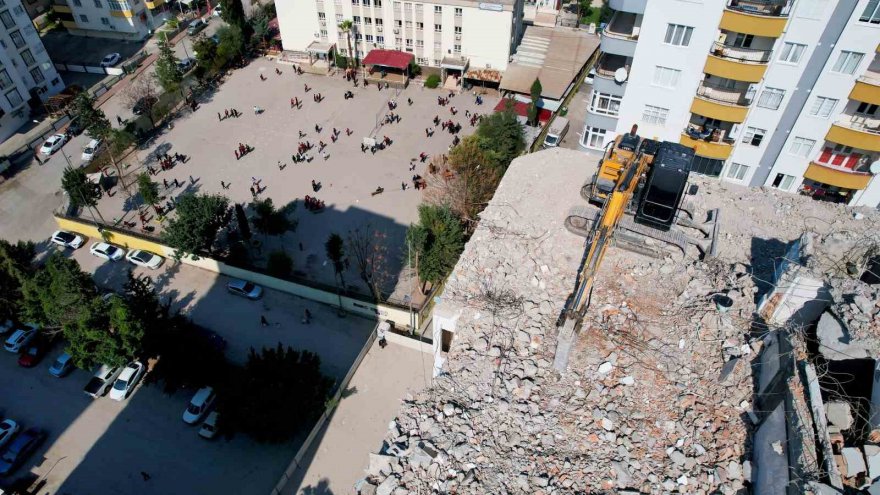 Okulun yanı başındaki yıkım, öğrencileri korkuttu