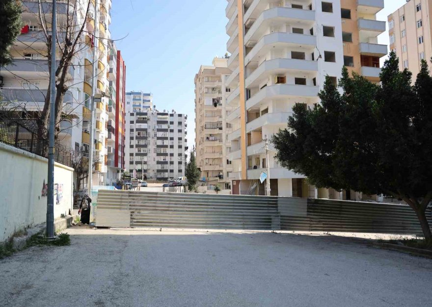 Okulun yanı başındaki yıkım, öğrencileri korkuttu