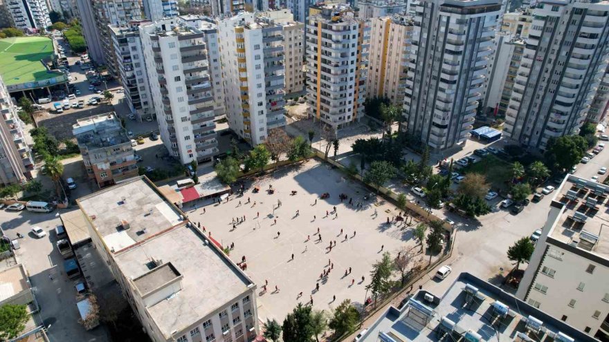 Okulun yanı başındaki yıkım, öğrencileri korkuttu