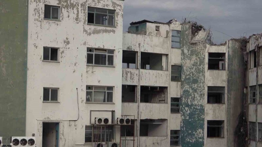 Adana’nın simgelerinden büyük postane yıkılıyor