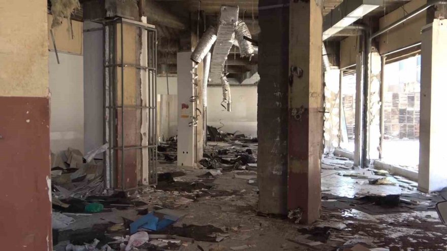 Adana’nın simgelerinden büyük postane yıkılıyor