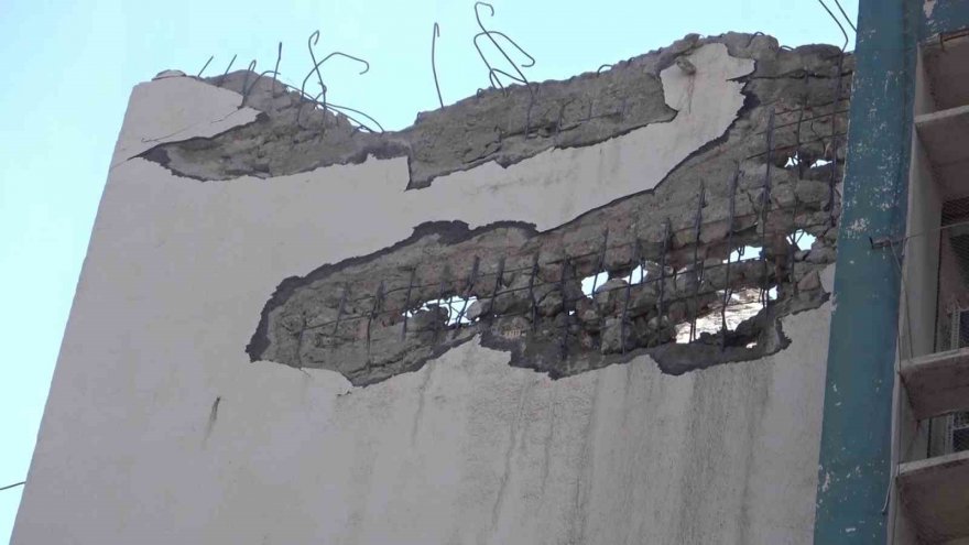 Adana’nın simgelerinden büyük postane yıkılıyor