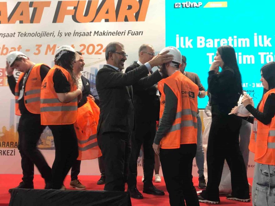 “İlk Baretim-İlk Yeleğim” projesinde öğrencilere yelek ve baretler teslim edildi