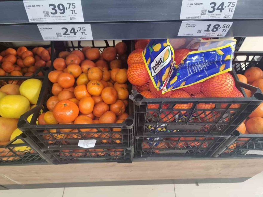 Adana’da para etmeyen narenciye bahçede kaldı