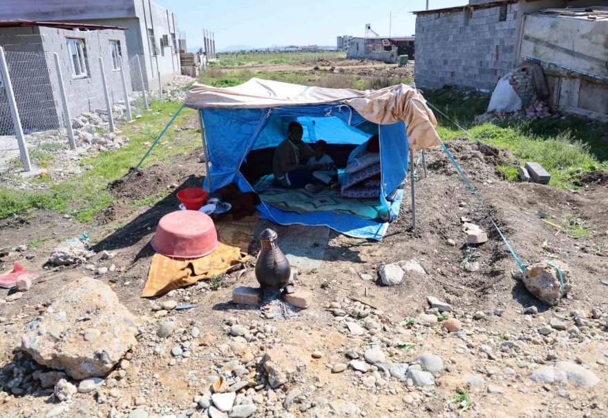 Uyuşturucu müptelası kocası tarafından darp edilip sokağa atılan kadın, çocuklarıyla çadırda yaşamaya başladı