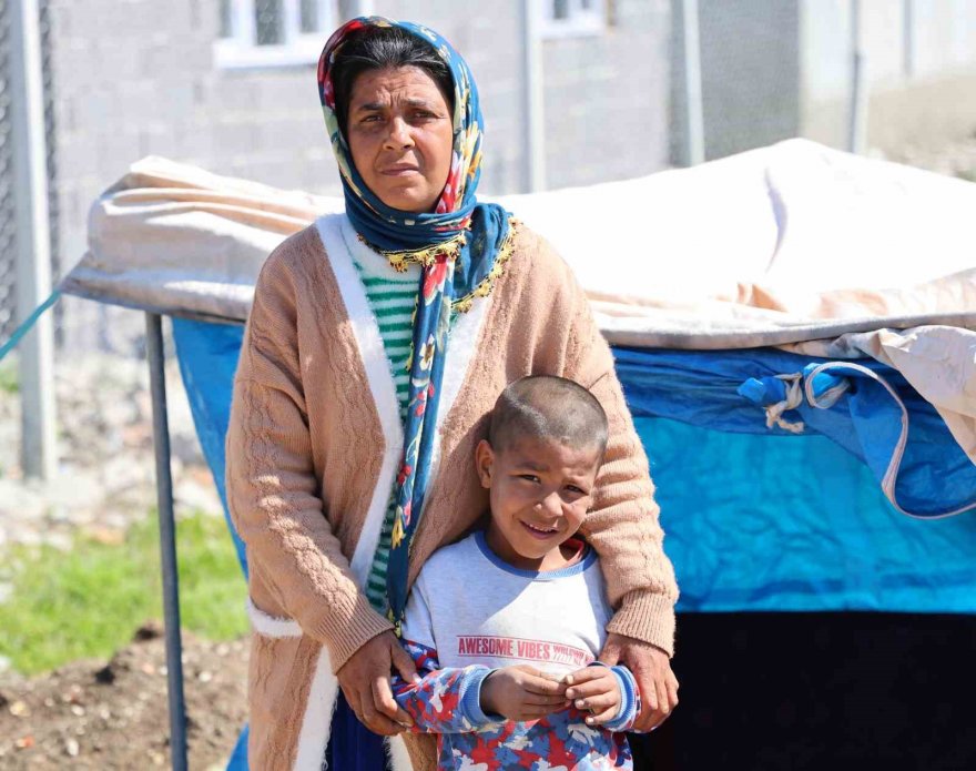 Uyuşturucu müptelası kocası tarafından darp edilip sokağa atılan kadın, çocuklarıyla çadırda yaşamaya başladı