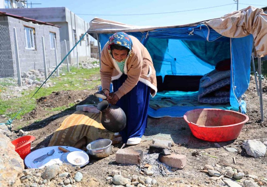 Uyuşturucu müptelası kocası tarafından darp edilip sokağa atılan kadın, çocuklarıyla çadırda yaşamaya başladı