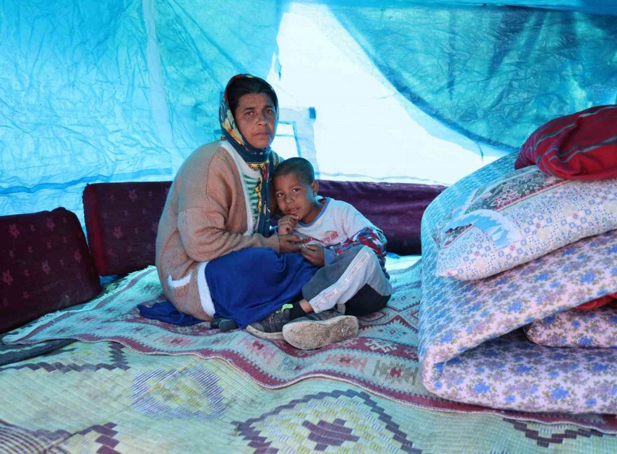 Uyuşturucu müptelası kocası tarafından darp edilip sokağa atılan kadın, çocuklarıyla çadırda yaşamaya başladı