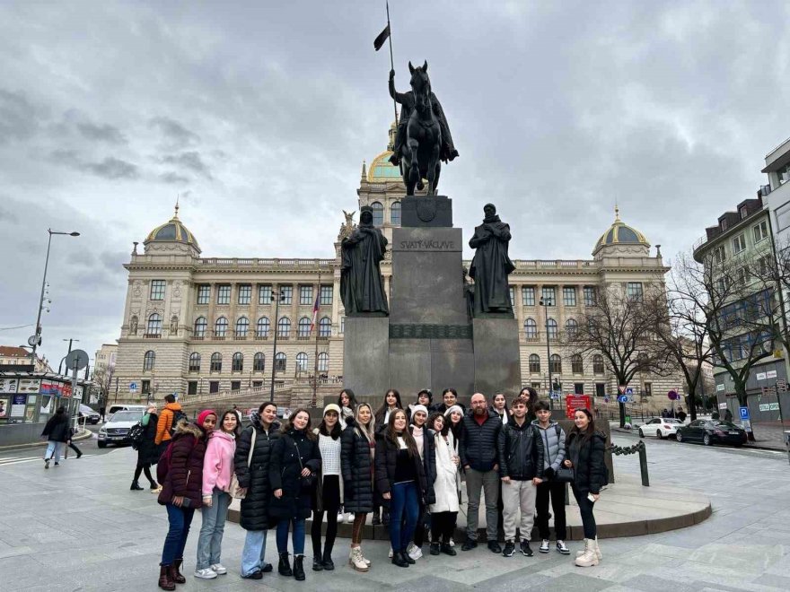 Adanalı öğrenciler Prag’da staj programına katıldı