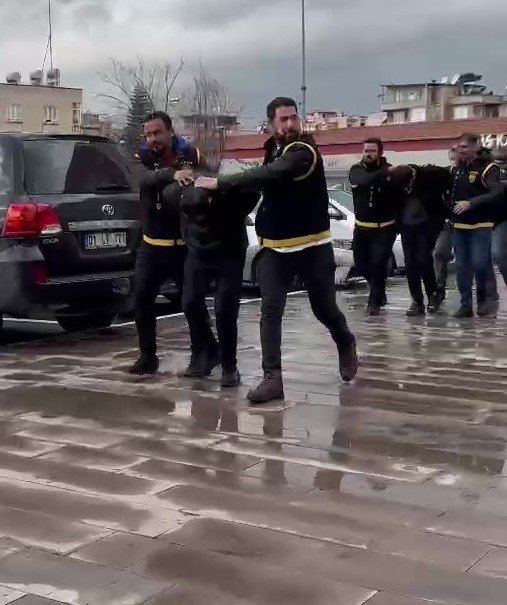 Adana'da silahla rehin alıp, mobil uygulamadan 200 bin TL gasp eden 2 kişi tutuklandı