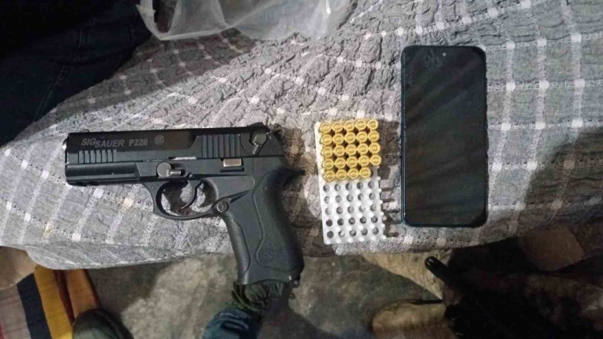 Adana'da silahla rehin alıp, mobil uygulamadan 200 bin TL gasp eden 2 kişi tutuklandı