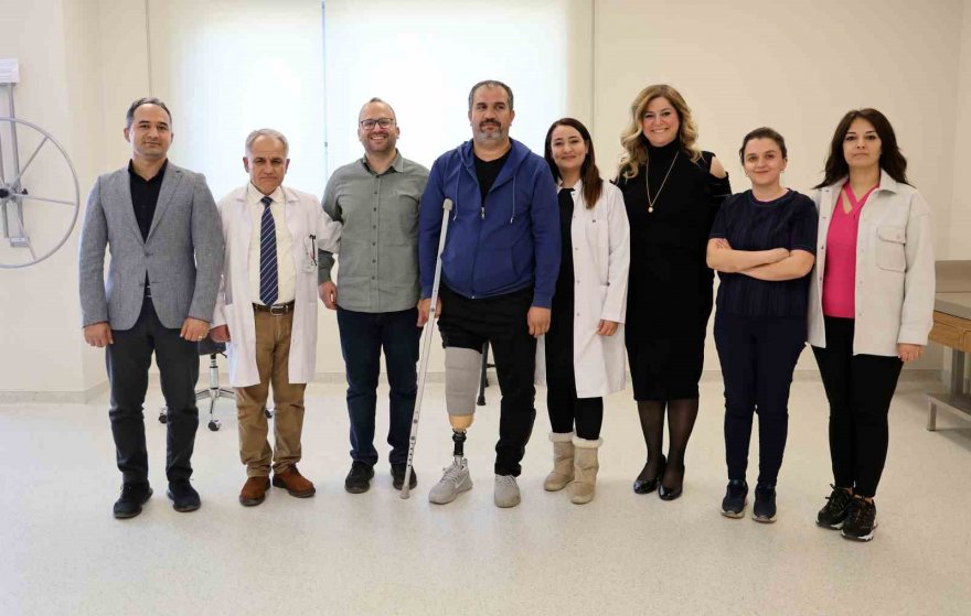 Depremde 2 evladını ve bacağını kaybeden baba, proteziyle yürümeye başladı