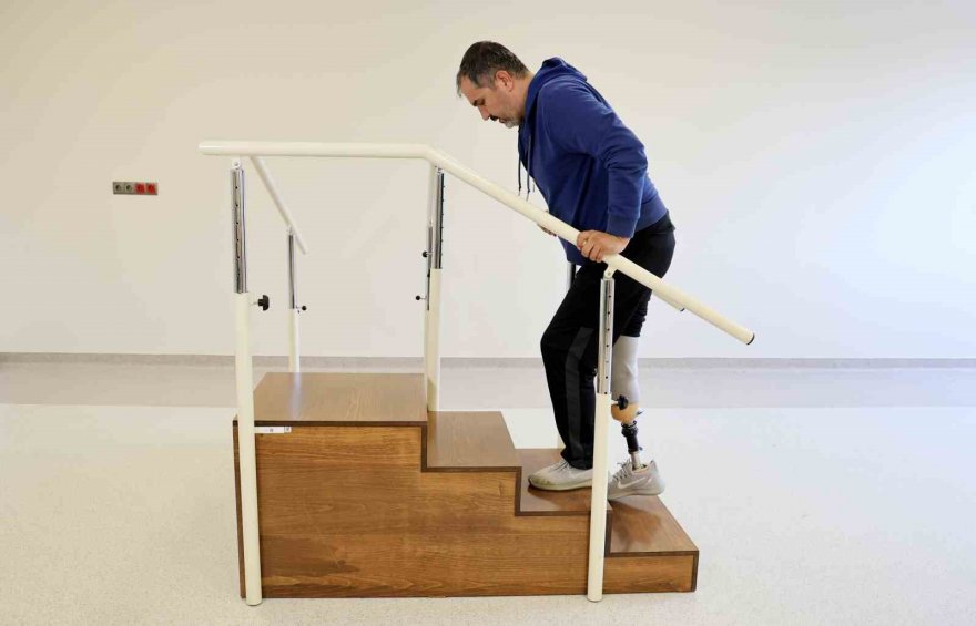 Depremde 2 evladını ve bacağını kaybeden baba, proteziyle yürümeye başladı