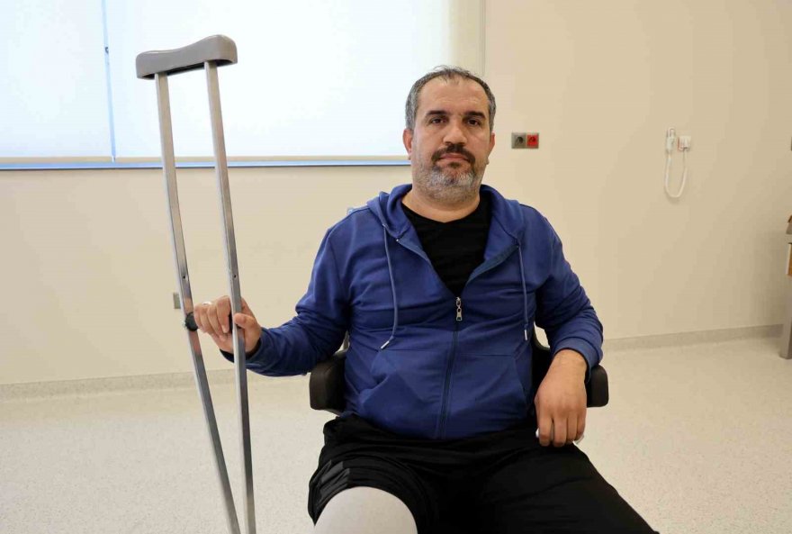Depremde 2 evladını ve bacağını kaybeden baba, proteziyle yürümeye başladı