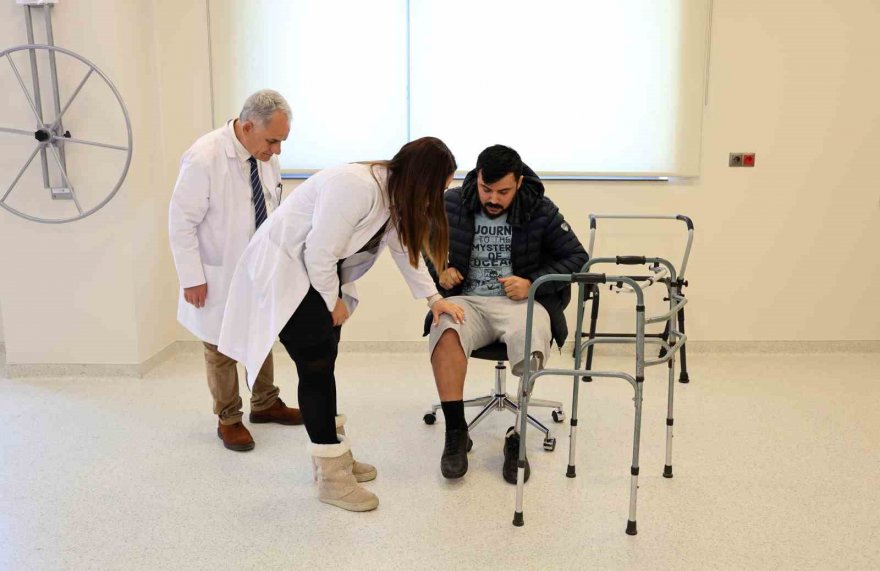 Depremde 2 evladını ve bacağını kaybeden baba, proteziyle yürümeye başladı