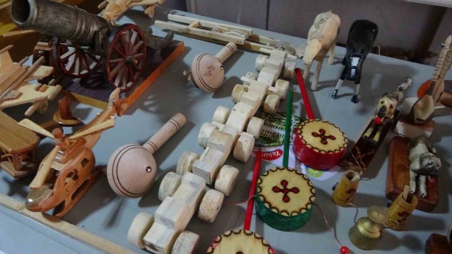 Bayramda çocuklar sevinsin diye ahşabı sanata dönüştürüyor