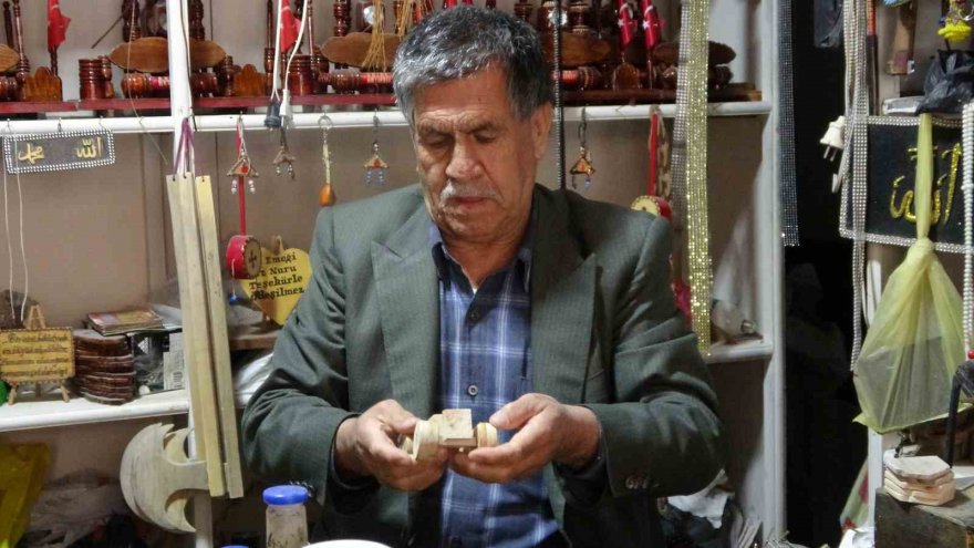 Bayramda çocuklar sevinsin diye ahşabı sanata dönüştürüyor