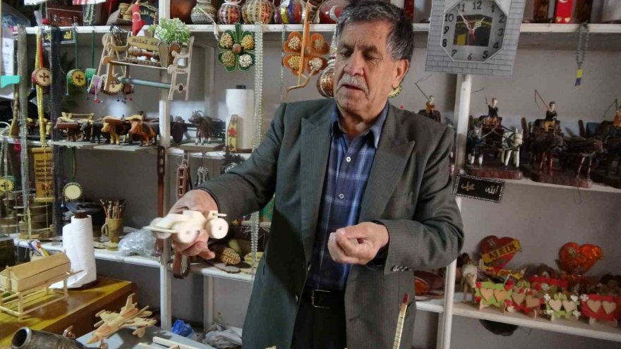 Bayramda çocuklar sevinsin diye ahşabı sanata dönüştürüyor