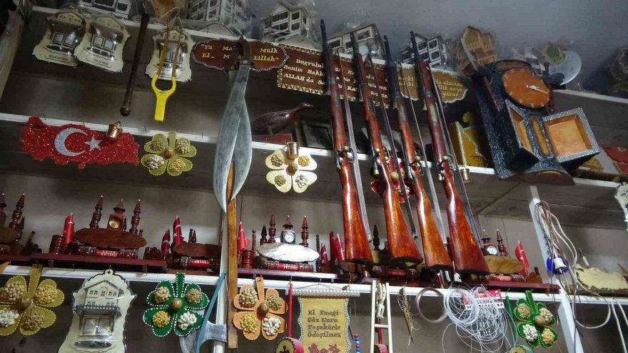 Bayramda çocuklar sevinsin diye ahşabı sanata dönüştürüyor