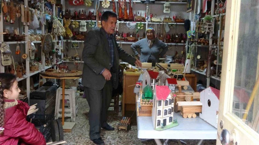 Bayramda çocuklar sevinsin diye ahşabı sanata dönüştürüyor