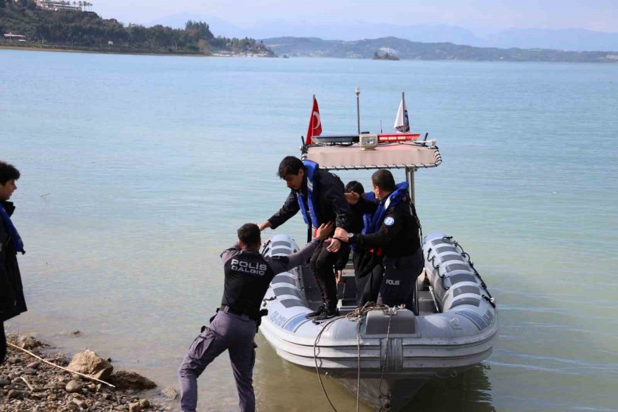 Deniz bisikletiyle gölde mahsur kalan gençleri sualtı polisleri kurtardı