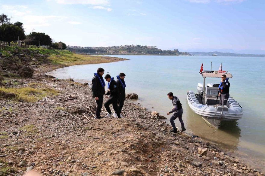 Deniz bisikletiyle gölde mahsur kalan gençleri sualtı polisleri kurtardı