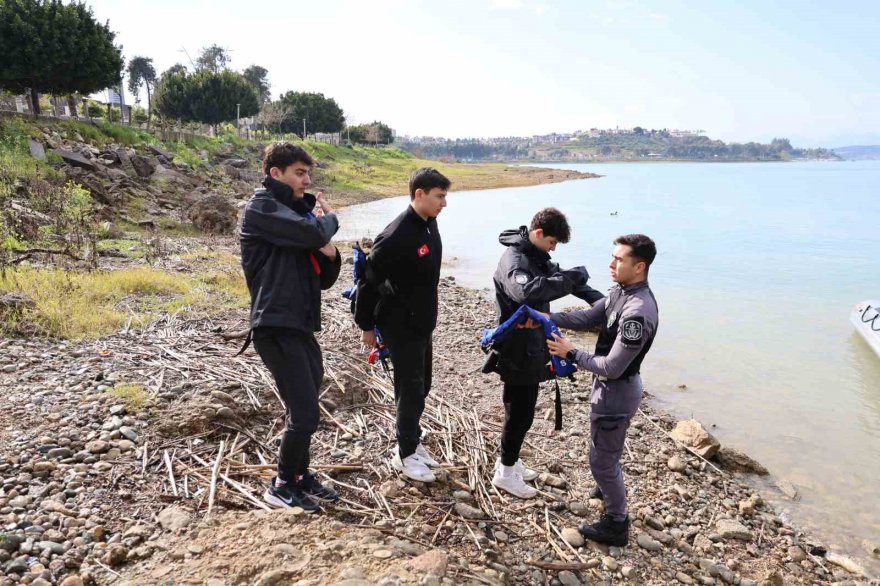 Deniz bisikletiyle gölde mahsur kalan gençleri sualtı polisleri kurtardı