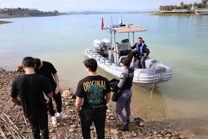 Deniz bisikletiyle gölde mahsur kalan gençleri sualtı polisleri kurtardı