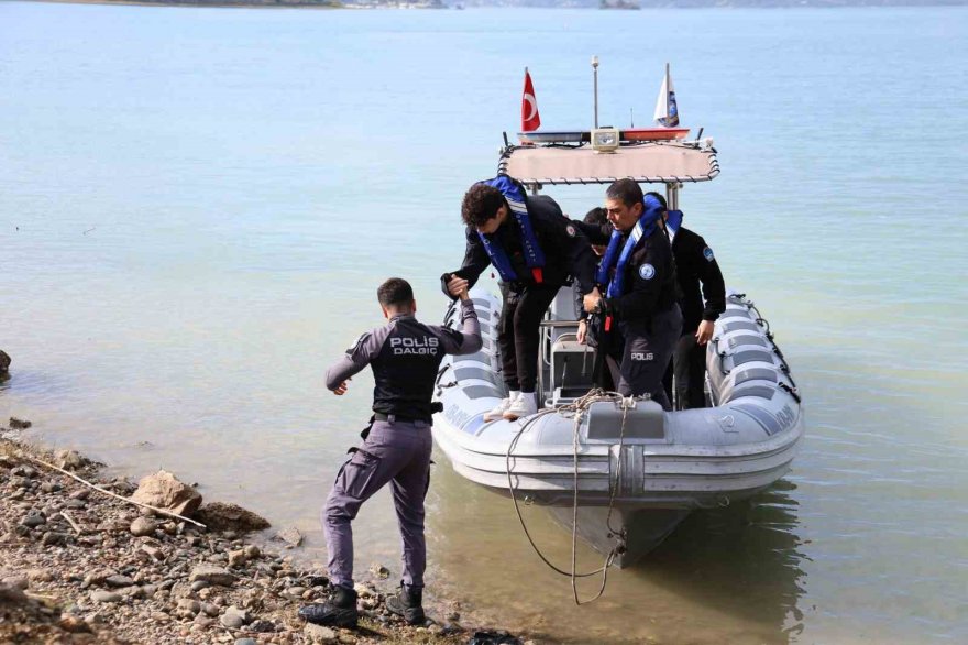 Deniz bisikletiyle gölde mahsur kalan gençleri sualtı polisleri kurtardı