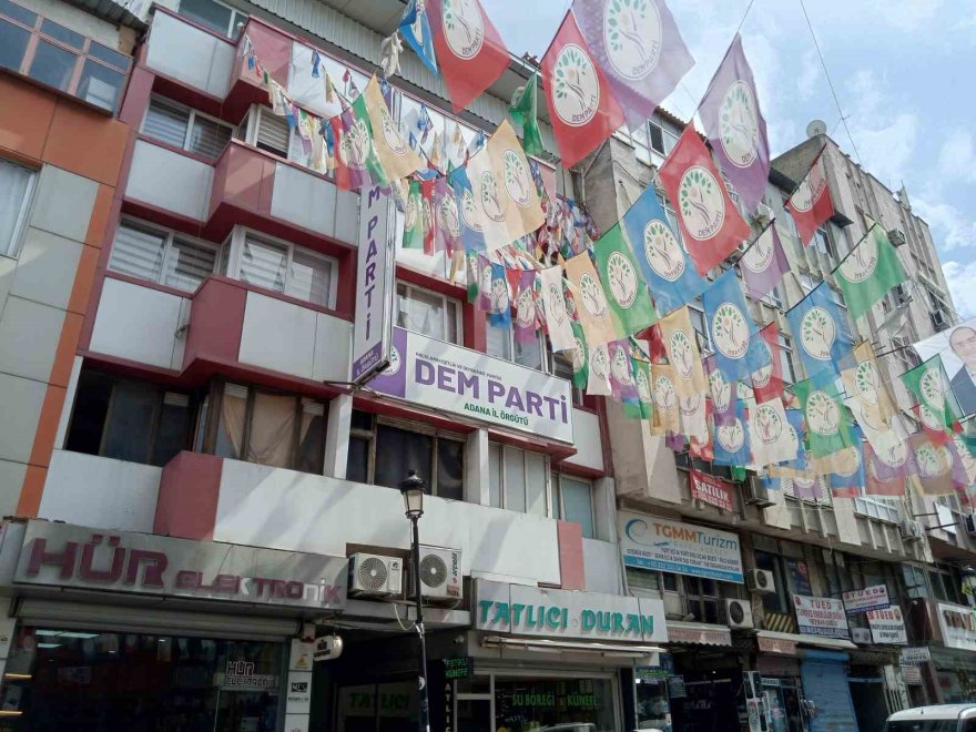 Adana'da DEM Parti il binası önünde zafer işareti gerginliği