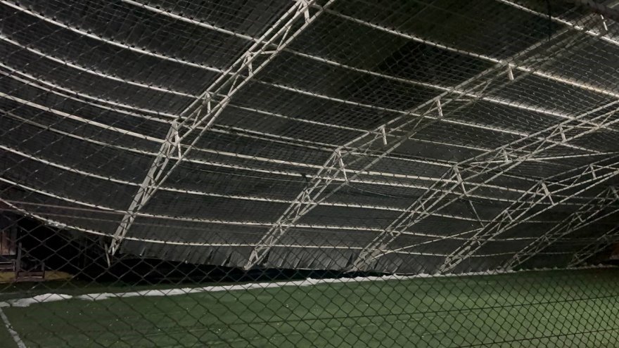 Adana'da halı sahanın çatısı çöktü