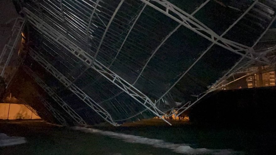 Adana'da halı sahanın çatısı çöktü
