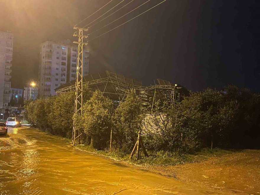 Adana'da halı sahanın çatısı çöktü