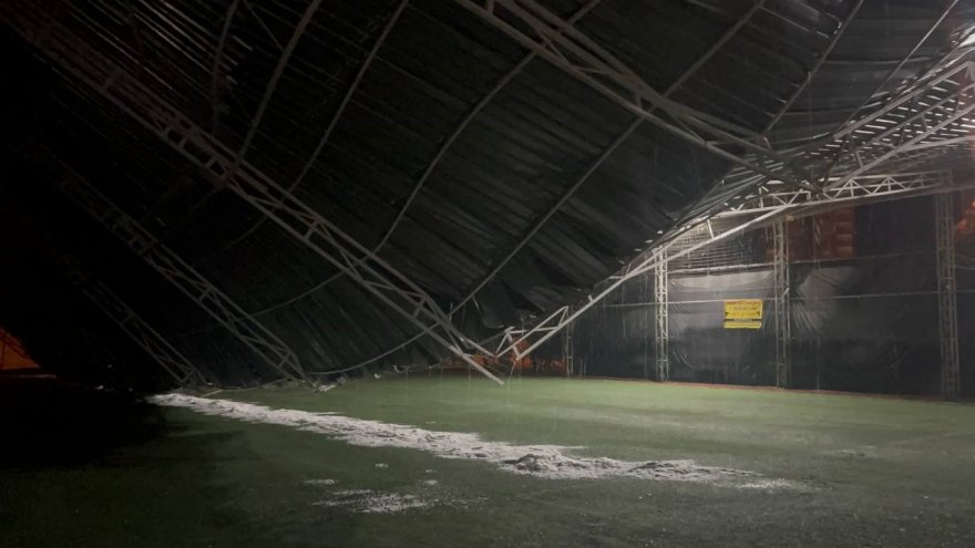 Adana'da halı sahanın çatısı çöktü