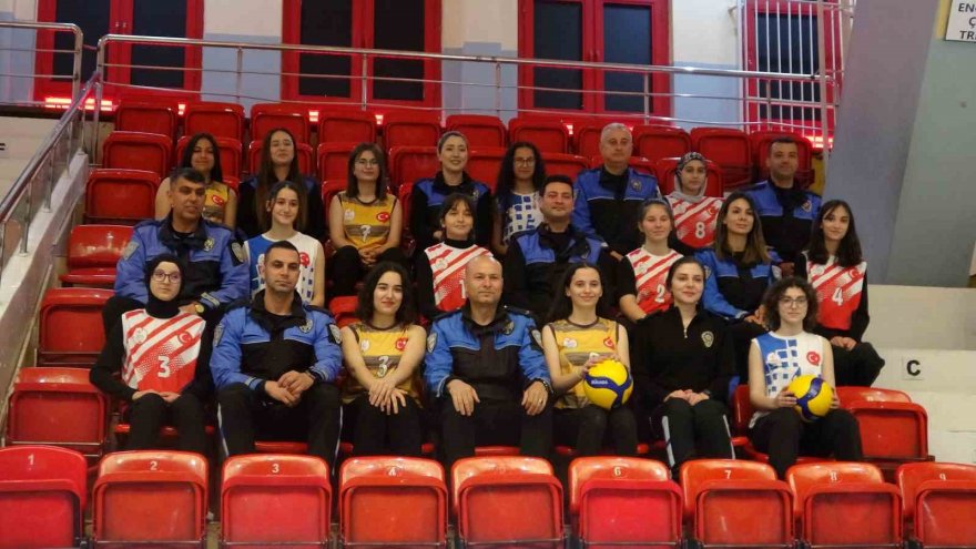 Polis ve voleybolculardan ‘Erik Dalı’ eşliğinde antrenman