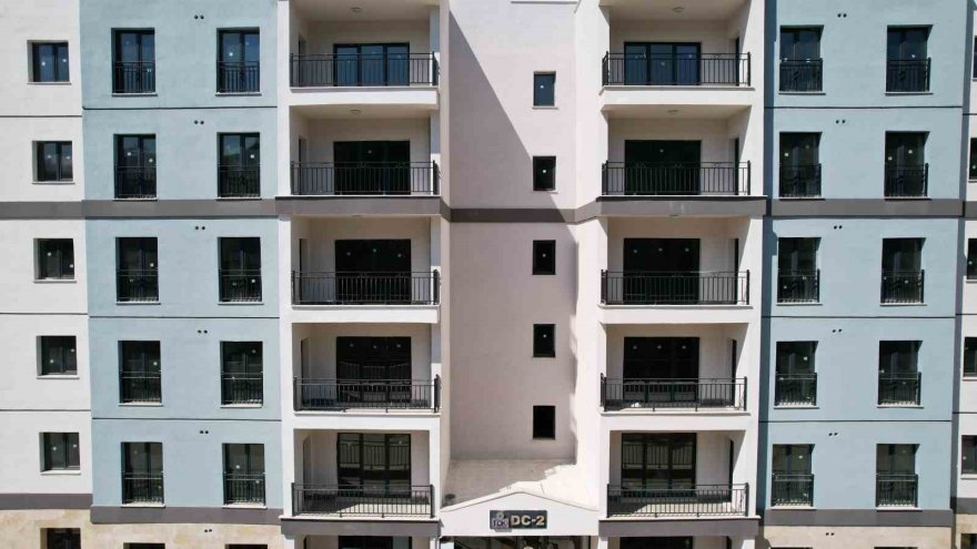 Adana'da depremzedeler için yapılan TOKİ konutlarında 3 vardiya çalışma sürüyor