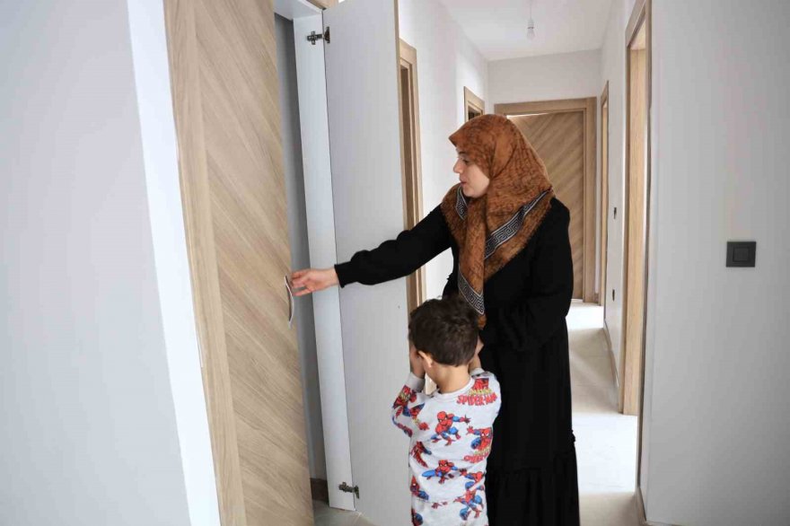 Adana'da depremzedeler için yapılan TOKİ konutlarında 3 vardiya çalışma sürüyor