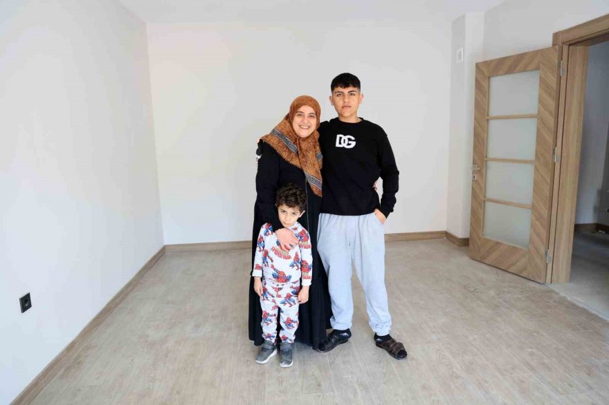 Adana'da depremzedeler için yapılan TOKİ konutlarında 3 vardiya çalışma sürüyor