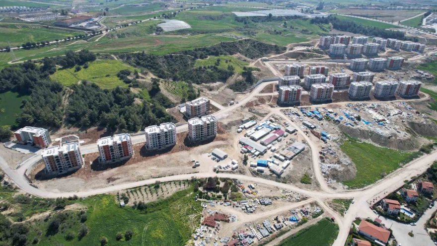 Adana'da depremzedeler için yapılan TOKİ konutlarında 3 vardiya çalışma sürüyor