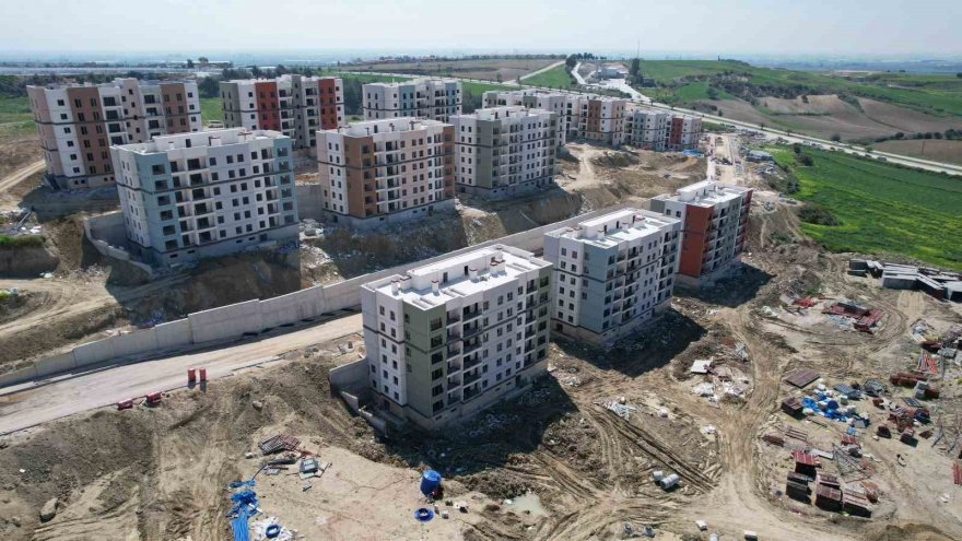 Adana'da depremzedeler için yapılan TOKİ konutlarında 3 vardiya çalışma sürüyor