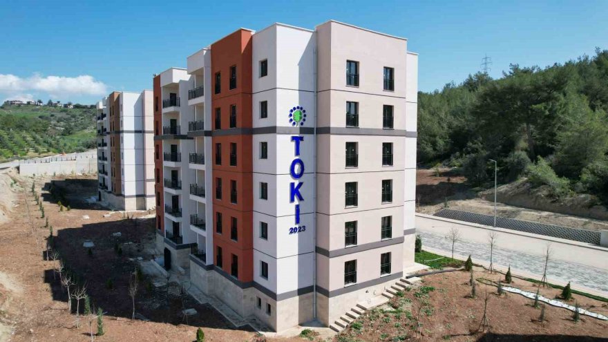 Adana'da depremzedeler için yapılan TOKİ konutlarında 3 vardiya çalışma sürüyor