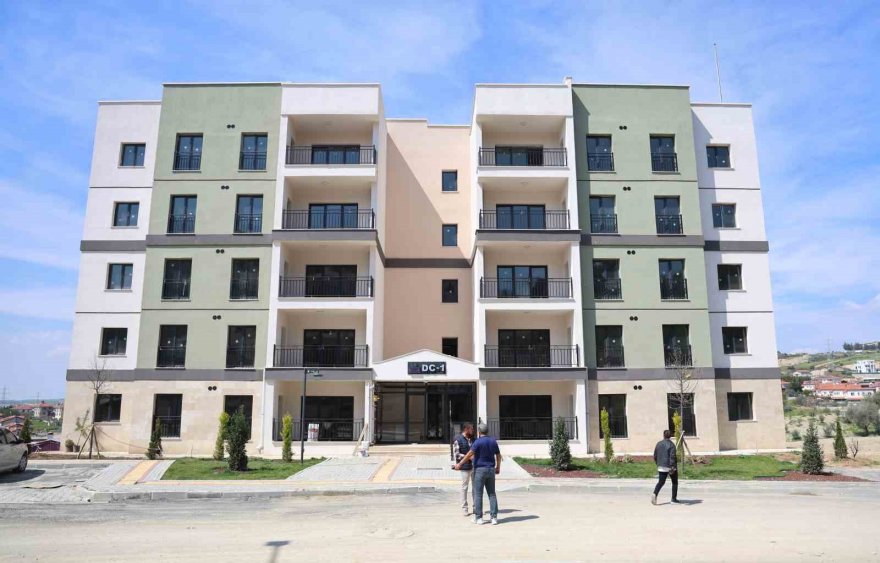 Adana'da depremzedeler için yapılan TOKİ konutlarında 3 vardiya çalışma sürüyor