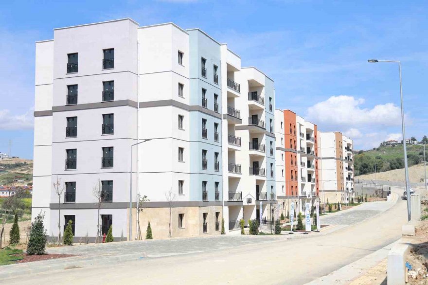 Adana'da depremzedeler için yapılan TOKİ konutlarında 3 vardiya çalışma sürüyor