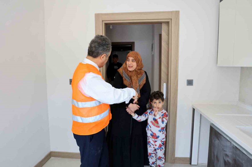 Adana'da depremzedeler için yapılan TOKİ konutlarında 3 vardiya çalışma sürüyor