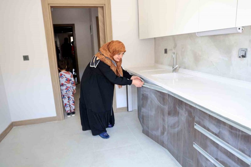 Adana'da depremzedeler için yapılan TOKİ konutlarında 3 vardiya çalışma sürüyor