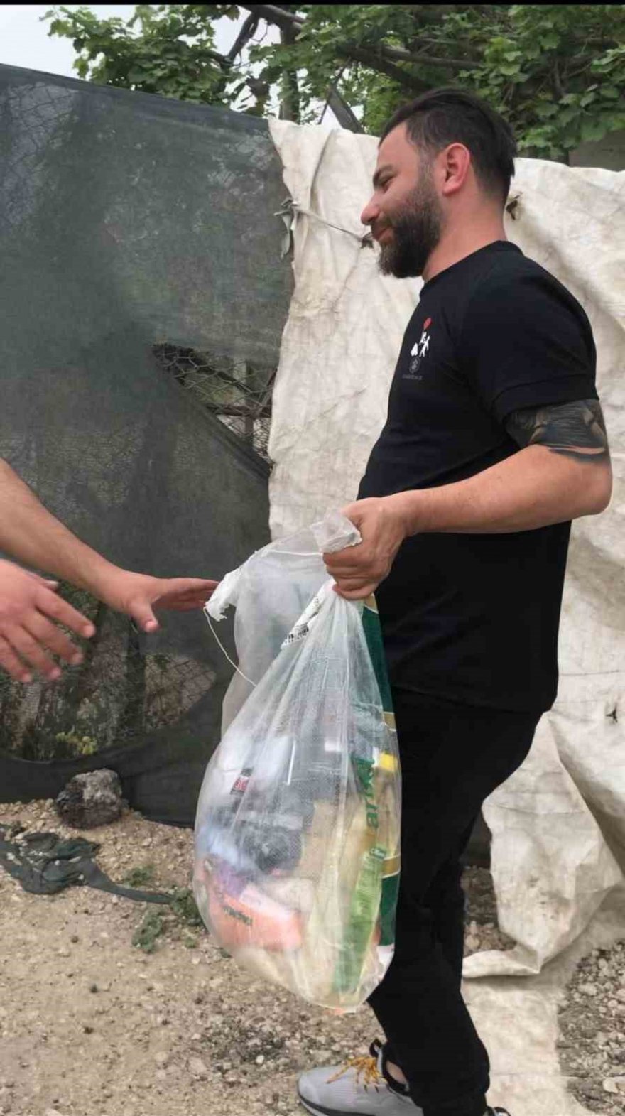 Her gün onlarca aileye yardım kolisi dağıtıyorlar