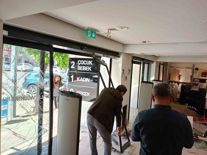 Fren yerine gaza basınca zincir giyim mağazasına daldı